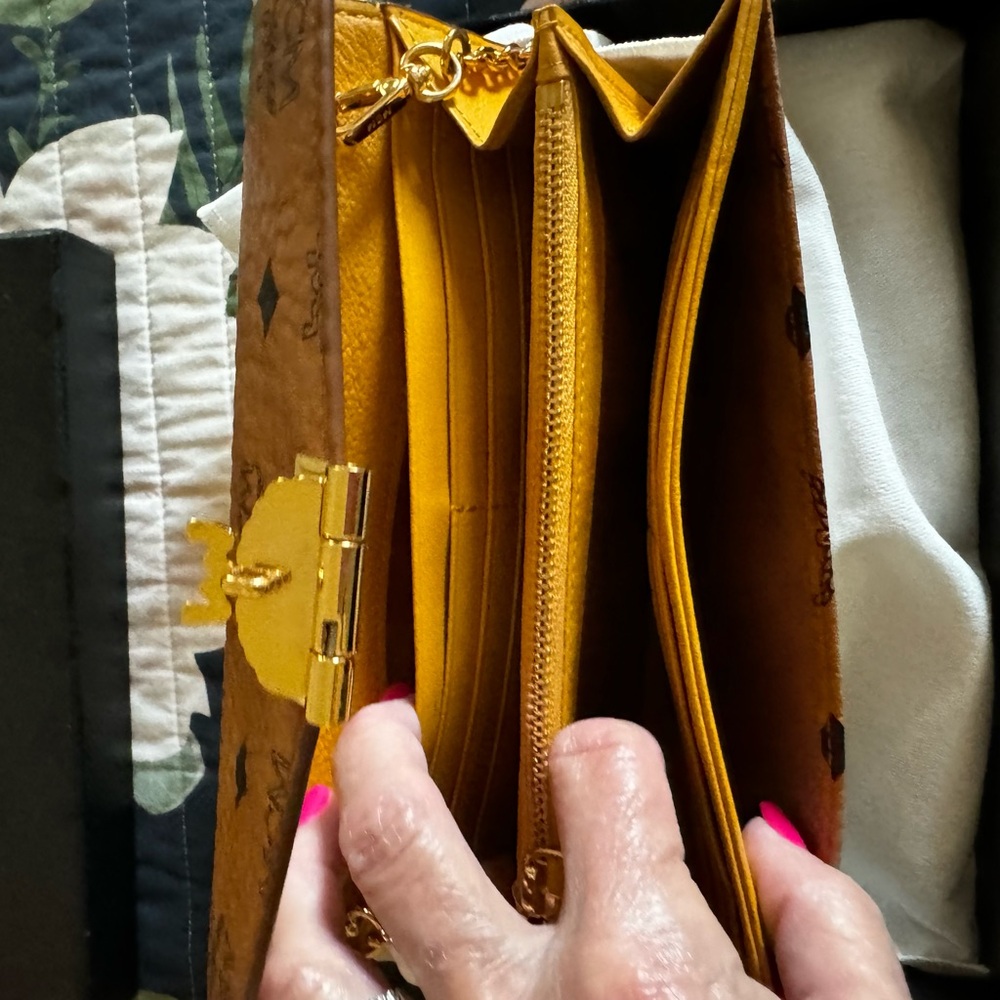 MCM Crossbody Wallet with removable gold chain. - Picture 5 of 15